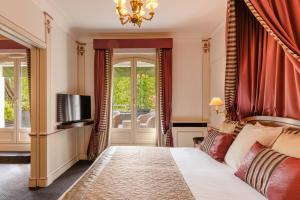 een hotelkamer met een bed en een televisie bij Hôtel Napoleon Paris in Parijs