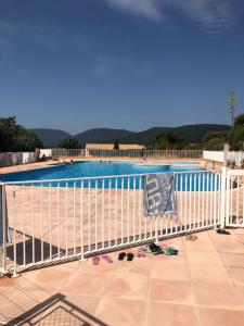 Bazén v ubytování T2 terrasse spacieuse belle vue résidence avec piscine nebo v jeho okolí + 6 fotografií