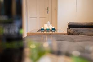 een woonkamer met een tafel met twee kaarsen erop bij Appartement Ronacher in Eben im Pongau
