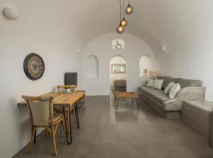 Posezení v ubytování AQUA SERENITY LUXURY SUITES SANTORINI