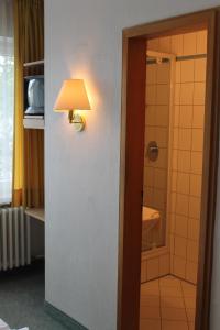 Kylpyhuone majoituspaikassa Hotel Gasthof zur Linde