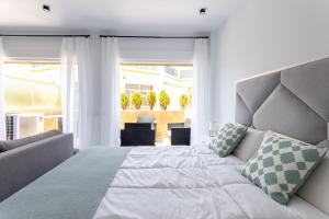 Posteľ alebo postele v izbe v ubytovaní OleHolidays 602 Romana Playa primera linea playa + 26 fotografií