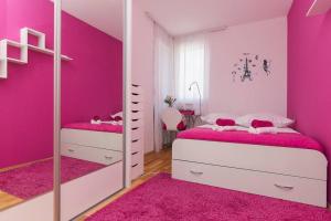 Posteľ alebo postele v izbe v ubytovaní Deluxe apartment Beni Makarska, 4 person SEA VIEW