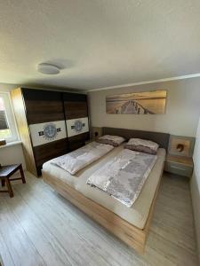 - une chambre avec un grand lit dans l'établissement Krabbenfischer, à Timmendorfer Strand