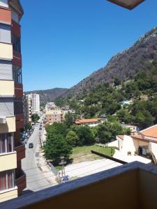 een uitzicht vanaf het balkon van een gebouw bij Apartament in Shëngjin