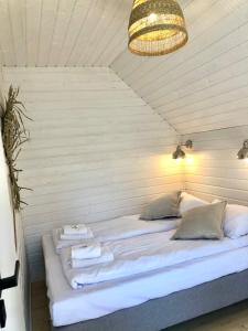 1 cama con 2 almohadas en una habitación en Playa Pobierowo en Pobierowo