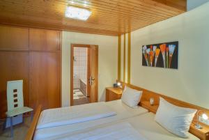 Ein Bett oder Betten in einem Zimmer der Unterkunft Hotel Garni am Goetheplatz