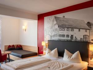 Postel nebo postele na pokoji v ubytování Hotel Gasthaus Krone + 37 fotografií