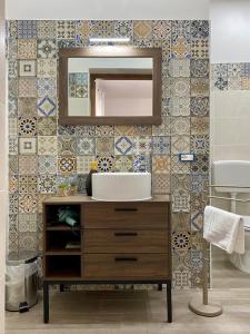 bagno con lavandino e specchio di Seacily house a Mazara del Vallo