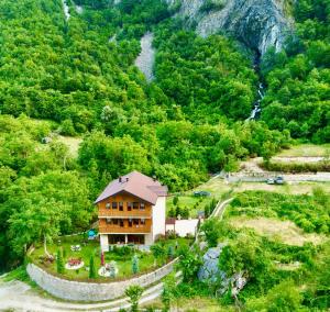 una vista aérea de una casa en una montaña en Vila Alexander B&B en Valbonë