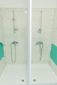 bagno con doccia e porta in vetro di Hostel Holland Bacau a Bacău