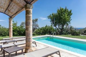 einen Außenpool mit Liegestühlen und einem Pool in der Unterkunft Villa Torre Dell'alto mare blocco n2 in Alliste