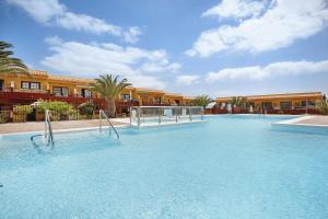 una gran piscina frente a un edificio en Casa Nicole Sea View, en Costa de Antigua