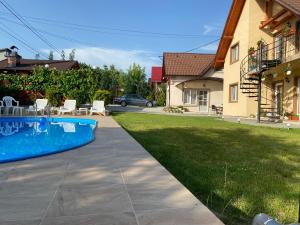 a yard with a swimming pool and a house at Matyas Vendeghaz in Sovata
