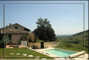 una imagen de una casa con piscina en La Croix de Saburin, en Quincié-en-Beaujolais