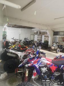 Eine Garage, in der ein Haufen Motorräder geparkt sind. in der Unterkunft Hotel 4 Estacoes in Chaves