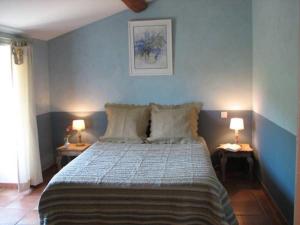 Un pat sau paturi într-o cameră la La Croix de Saburin