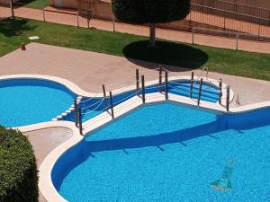 an overhead view of a swimming pool with blue water at apartamento Cala Flores nº VV MU5868-1 in Cabo de Palos