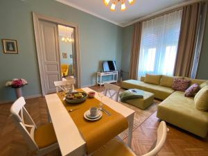ein Wohnzimmer mit einem Tisch und einem Sofa in der Unterkunft City Stay Timisoara in Timişoara