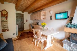 Köök või kööginurk majutusasutuses TRILOCALE ALPES: DIMENTICA L'AUTO E RILASSATI +7 fotot