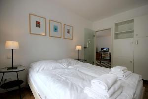ビンツにあるHaus Putbus by Rujanaのベッドルーム1室(白いベッド1台、タオル付)