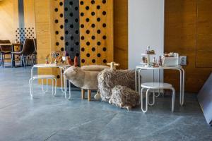 een kamer met twee tafels en twee schapenstoelen bij Penzión DEER in Valča