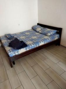 En eller flere senge i et værelse på Apartment Poltava
