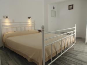 En eller flere senge i et værelse på Hotel Manos