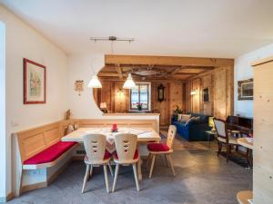 eine Küche und ein Esszimmer mit einem Tisch und Stühlen in der Unterkunft Casa Stella in Tesero