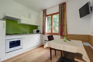 A kitchen or kitchenette at Steinhauswirt