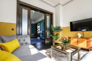 Una sala de estar con un sofá y un televisor. en Villa 1912, en Bad Zwischenahn