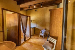 ein Badezimmer mit Waschbecken und Toilette in einem Zimmer in der Unterkunft Villa avec piscine sur le domaine d'un château in Carsac-Aillac + 15 Fotos