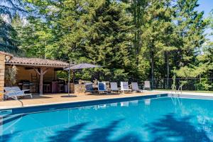 Bazén v ubytování Villa avec piscine sur le domaine d'un château nebo v jeho okolí