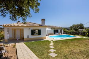 una pequeña casa con piscina en un patio en Casa Asami - Beautiful villa with private pool en Aljezur