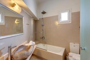 A bathroom at Faros Resort