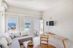 A television and/or entertainment centre at Faros Resort