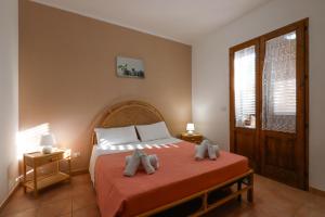 una camera con un letto con due cuscini sopra di Tenuta Li Fani Residence Hotel a Marina di Pescoluse