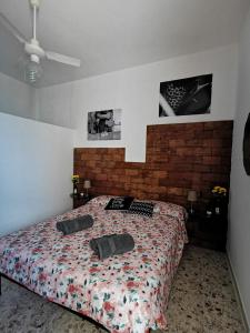 - une chambre avec un lit et 2 oreillers dans l'établissement Baby House, à Castel di Tusa