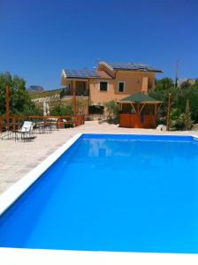 una villa con piscina di fronte a una casa di 5 bedrooms villa with private pool furnished garden and wifi at Bompensiere a Bompensiere