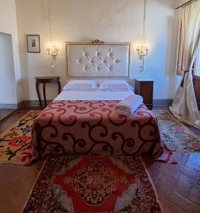 1 dormitorio con 1 cama grande con manta roja en Bella di Ceciliano, en Arezzo