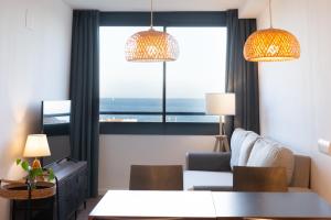 卡德斯伊斯拉克Apartaments Voralmar的可以看到海景的客厅