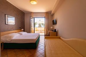 una camera con letto e balcone di Hotel Federica a Riace Marina