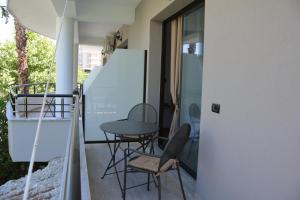ヴロラにあるLungomare private roomsの小さなバルコニー(椅子2脚、テーブル付)