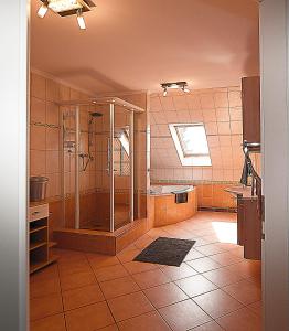 a bathroom with a shower and a sink at Haus Müritz, FeWo 15 Seeadler in Zielow