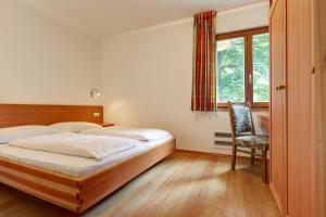 A bed or beds in a room at Steinhauswirt
