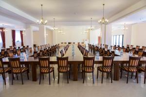 duża sala konferencyjna z długim stołem i krzesłami w obiekcie Hotel Tatra w Zakopanem +37 zdjęć
