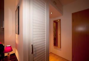una porta che conduce a un corridoio con una lampada rossa di Haus Müritz, FeWo 17 Hecht a Zielow