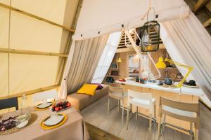 a kitchen and living room with a table and chairs at Tamarit Beach Resort in Tamarit