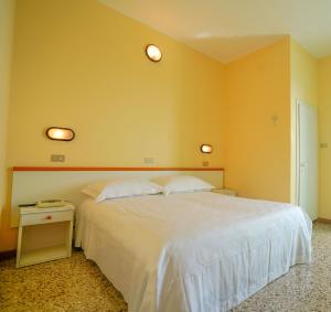 A bed or beds in a room at Hotel Mondial