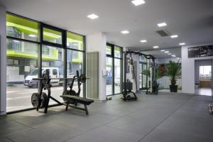 - une salle de sport avec des équipements de cardio-training dans un bâtiment dans l'établissement Rakish Moon Apartment, à Mamaia Nord – Năvodari